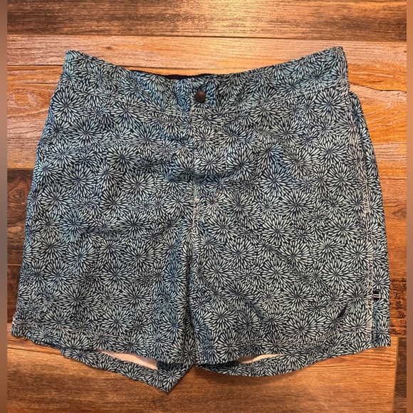 Nautica Blue and White Bermuda Shorts Lightweight Casual - Picture 1 of 4